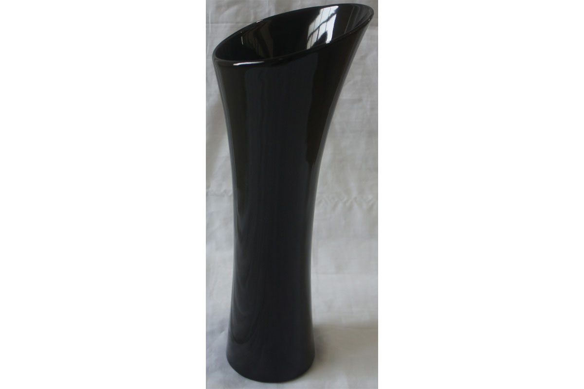 Váza keramická černá.
