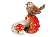 Ptáček na ležící červené mochomůrce - figurka z polyresinu.