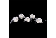Girlanda z 5svazků růžiček po 3 květech  na stuze , barva bílá , umělá dekorace