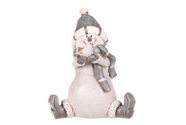Sněhulák sedící - polyresiová figurka, v šedém oblečku a čepičce.