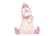 Sněhulák sedící - polyresiová figurka, v růžovém oblečku a čepičce.