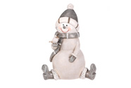 Sněhulák sedící - polyresiová figurka, v šedém oblečku a čepičce.
