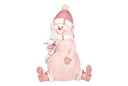 Sněhulák sedící - polyresiová figurka, v růžovém oblečku a čepičce.